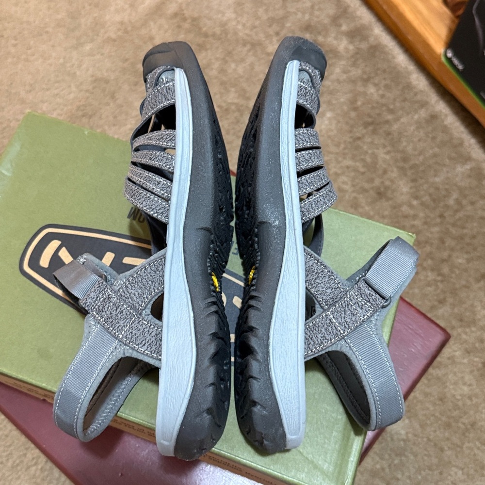 Keen Rose Sandal color is Gargoyle Raven 9 - Picture 4 of 8